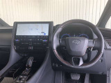 機能的なインパネはスイッチ類の操作性も良好!木目調をあしらった高級感のあるステアリングや掌を温めてくれるステアリングヒーター機能、映像での後方確認が可能なデジタルインナーミラーなども必見です!