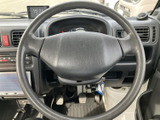 握りやすい形状で、運転操作をスムーズに行えます。ステアリングの状態も良く、快適なドライビングを約束します。手になじむ感触が魅力です。