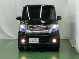 ディスチャージヘッドライト【HID】を装備していますのでとても明るく、夜間の走行や雨の日も安全・安心です。オートライトコントロール付きで周囲の明るさに応じて自動で点灯・消灯します。