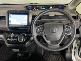 【ハンドル】運転にかかわる様々な操作を安全に行えるように視点移動が少なく操作性に配慮されたスイッチ類が凝縮されたコックピットです。