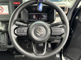 握りやすいステアリングは、運転操作をスムーズにします。操作性にも優れ、快適なドライビング体験をサポートします。