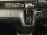 CVT車のセレクトレバーです。低速から高速まで、変速ショックのないスムーズな走りを実現するとともに、エンジン効率のよい領域を維持することで燃費にも貢献します。