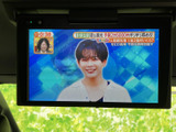 後席の乗員も楽しめるモニターを搭載。長距離移動も退屈させません。家族でのドライブに最適です。