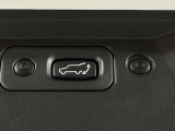 【パワーバックドア】スマートキーや運転席のボタンを押すだけでリアゲートが自動で開閉します!荷物を持っている時や、高い位置にあるバックドアを閉める際に便利な機能です♪