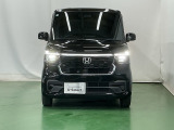 LEDヘッドライトを装備しています。LEDヘッドライトはとても明るく、雨の日や夜間走行も安全・安心です。オートライトコントロール付きで周囲の明るさに応じて自動で点灯・消灯します