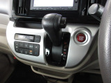インパネシフトだから視線の移動も少なく足元もスッキリ。運転席もゆったりしているのでゆとりを持ってドライブできますね。