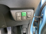 燃費を良くするECON、横滑りを防止するVSA等のスイッチは運転席の右側、手の届きやすい位置にあります。