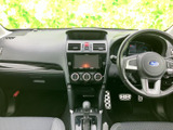 運転しやすい運転席周りのレイアウト。操作性も良く、スムーズなドライビングをサポートします。快適なドライブをお楽しみください。