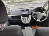 シンプルな運転席回り