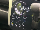 【オートエアコン】一度お好みの温度に設定すれば、車内の温度を検知し風量や温度を自動で調整。暑い&hellip;寒い&hellip;と何度もスイッチ操作をする必要はありません。快適な車内空間には必須の機能ですね♪