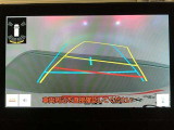 【バックガイドモニター】後方の映像をナビ画面に表示するだけでなく、ステアリング操作に連動して動くガイド線も同時に表示!予想進路の確認をしながら後退できるので便利です!