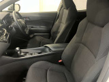 高いホールド性で運転姿勢が安定します。長距離ドライブでも疲れにくいのが魅力です。快適なドライビングライフをお送りください♪