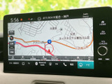 見やすい地図表示で、スムーズなナビゲーションを実現。渋滞情報や周辺施設の情報も確認でき、快適なドライブをサポートします。安全運転に役立ちます。