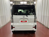 跳ね上げ式バックドアなので、雨天時の荷物の出し入れの際も濡れにくいです。