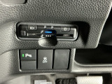ビルトインタイプの【ETC】で見た目もスッキリ。高速道路の利用にとても便利です。【パーキングセンサー】駐車や出庫時にクルマの前後の障害を検知し、音とディスプレイでお知らせします。