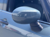 MINIの電動格納サイドミラーは、スイッチ操作でスムーズに開閉でき、狭い駐車場でも安心して扱えます。車体との一体感あるデザインで、利便性とスタイリングを両立した装備です。