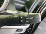 操作しやすいウインカーレバーで、安全な車線変更をサポート。オートリターン機能も搭載されており、運転の負担を軽減します。