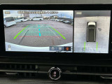 アラウンドビューモニターです。上空からお車の周りを見る感覚で表示されますので、車庫入れも安心です。