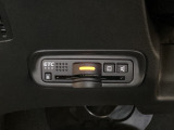 ハンドルの左下にETCがついています。高速道路の料金所の通過も楽々です。カードの取り出しもしやすい場所についています。