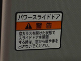 見た目が大事!な外装はぴかっとキレイに磨いており、経年のくすみもよみがえっております。ヘッドライトやドア周辺を磨く際にはマスキングテープを使用して保護しながら丁寧に作業をしております。
