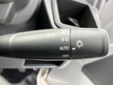 操作感の良いレバーで、スムーズなウインカー操作が可能です。ヘッドライトのオート機能も搭載で、夜間も安心です。