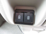 運転席と助手席の間に充電端子を装備。スマートフォンなどの充電に便利です。