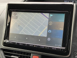 運転席からの操作もスムーズな、使いやすいナビ・オーディオシステムです。快適なドライブをサポートする頼れる相棒です。
