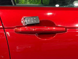 キーのボタンを押したり、キーをドアロックに挿入したりすることなく、車両に乗ることができます。これによりキーを見つけるためにポケットやバッグを探したり、アンロックボタンを押したりする必要が無くなります。