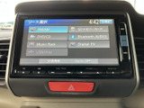 多彩なソースに対応し、快適なドライブをサポート。SDカードやBluetooth接続で、お好みの音楽を楽しめます。見やすい画面表示で操作も簡単です。