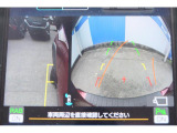バックギアに入れるとバックカメラの映像がナビに映ります。障害物までの距離もわかりやすいです。