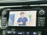 見やすい地図表示で、目的地へのナビゲーションをサポート。渋滞情報も確認でき、スムーズな移動を支援します。運転に集中できる環境です。