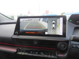 パノラミックビューモニター装備です。車を真上から見る映像が駐車の不安を軽くします。4つのカメラで車両周辺の映像を映し出します!カメラアングルは限界がありますので目視もして下さい。