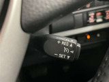 クルーズコントロール機能が付いています。 速度を設定するとアクセルを踏まなくても一定の速度で走ることができます。  高速道路ではとても便利な装置なんです。