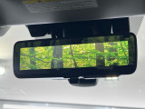 【スマートリヤビューミラー】後席の大きな荷物や同乗者で後方が確認しづらい時でも安心!カメラが撮影した車両後方の映像をルームミラー内に表示。クリアな視界で状況の確認が可能です!