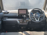 運転席周りになります。内装色はブラックです。