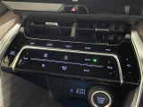 【左右独立オートエアコン】左右独立型、いわゆるデュアルエアコンです。運転席と助手席でそれぞれお好みの温度を設定可能です。