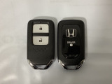 スマートキーを装備しています。鍵を差し込むことなくドアロックの開け閉めと、スタートボタン操作でのエンジンスタートができます。スペアキーも同じものを用意しております。