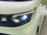 【LEDヘッドライト】悪天候や夜間走行時も良好な視界を確保し安心して運転できる高輝度LEDヘッドライトを装備!点灯速度が早く、消費電力も抑えられています。