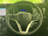 握りやすく操作性に優れたステアリングです。運転中の快適性を高め、より安全なドライブをサポートします。