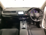 車内は光触媒抗菌消臭施工済です。インパネ周りはスタイリッシュなデザインです。グローブボックスやカップホルダーのほかにトレーなどたくさんの収納スペースが付いています。