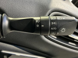 操作しやすいウインカーレバーで、安全な車線変更をサポート。直感的に操作でき、スムーズな運転をアシストします。日常の運転をより安全に。