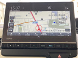 わかりやすい地図表示で、目的地への道案内をスムーズに。周辺情報も確認でき、初めての場所でも安心してお出かけいただけます。渋滞情報も受信可能です。