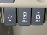 ETCの下には、スマートフォンなどに使える充電可能USB端子が2個、ナビ接続用のUSB端子が1個ついています。