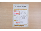 【車両検査証明書】店頭にて、クルマの状態が一目で分かる査証明書を公開中。トヨタ認定検査員が厳しく検査し、状態を点数と図解で表示しています。修復歴はもちろん、傷やヘコミの箇所や程度がご確認いただけます。