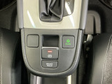 パーキングブレーキはスマートな電子制御式と合わせて渋滞時等にブレーキペダルから足を離しても停車状態を保持してくれるオートブレーキホールド機能で運転が楽になります。スタートはアクセルペダルを踏むだけ