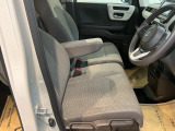 アームレストは、運転中の腕をしっかりと支えることで、疲労を大きく軽減してくれます。