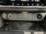 小物置きや、シガーソケット、USB電源ソケット(タイプC x2)が前席中央にあり、便利に使えます☆