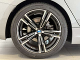 BMWの純正アロイホイールは軽量かつ強度にも優れているホイールで走行性能を引き上げる設計になっております。足元にもBMWは妥協がなくこだわっている個所になります。