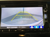 リバースギアに入れるだけで後方の表示へ切り替わります。夜間や雨の日の駐車も楽になりますよ。