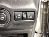 両側電動スライドドアのスイッチがあります。運転席に座ったままスライドドアの操作ができます。